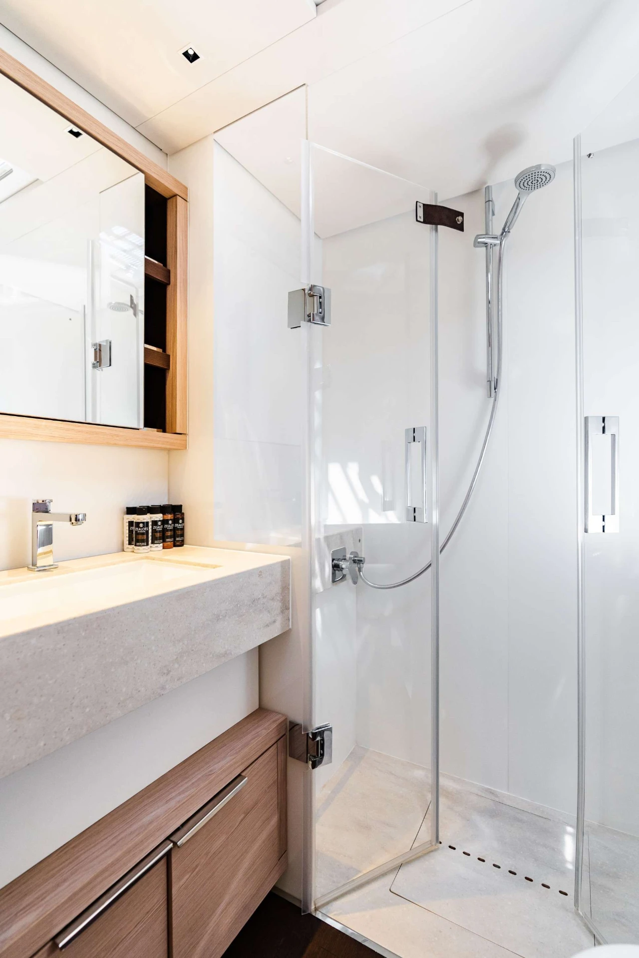 Lagoon 65 WHITE CAPS – En-suite shower
