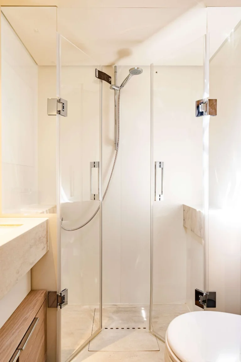 Lagoon 65 WHITE CAPS – Guest shower