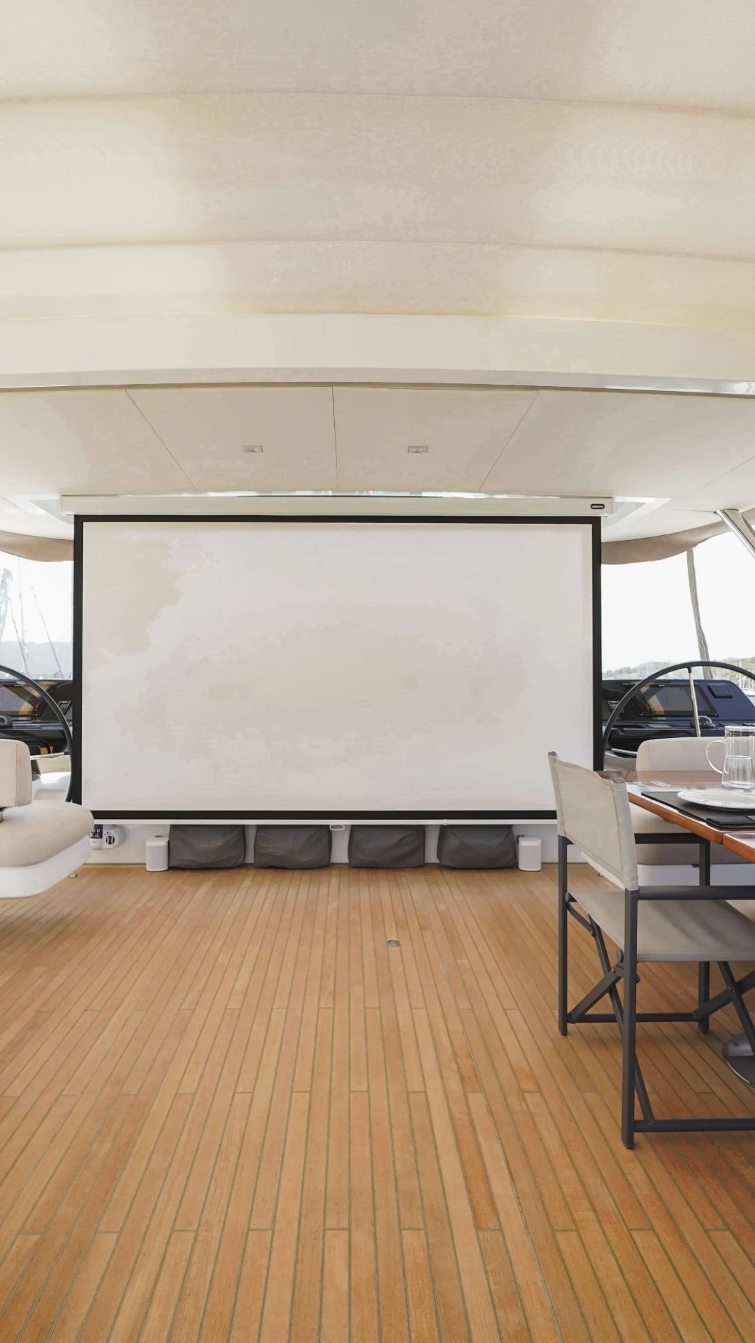 Lagoon 65 WHITE CAPS – Flybridge cinema screen