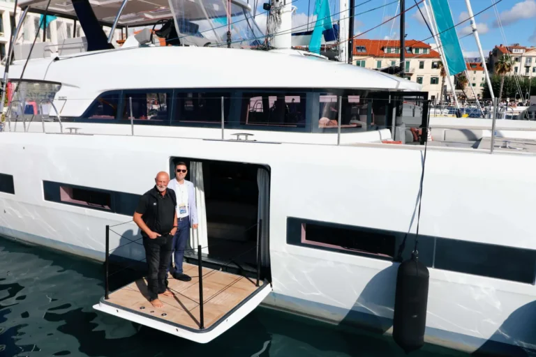 Lagoon 77 ADRIATIC DRAGON – Fold-down master suite balcony