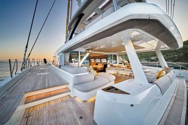 Lagoon 77 ADRIATIC DRAGON – Forward cockpit lounge
