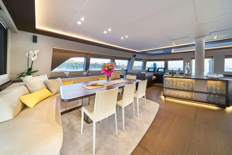 Lagoon 77 ADRIATIC DRAGON – Saloon lounge and dining table