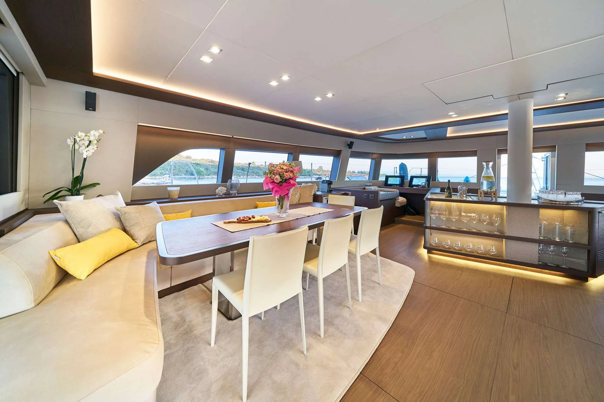Lagoon 77 ADRIATIC DRAGON – Saloon lounge and dining table