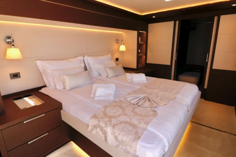 Lagoon 77 ADRIATIC DRAGON – Master cabin
