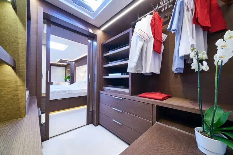 Lagoon 77 ADRIATIC DRAGON – Walk-in wardrobe