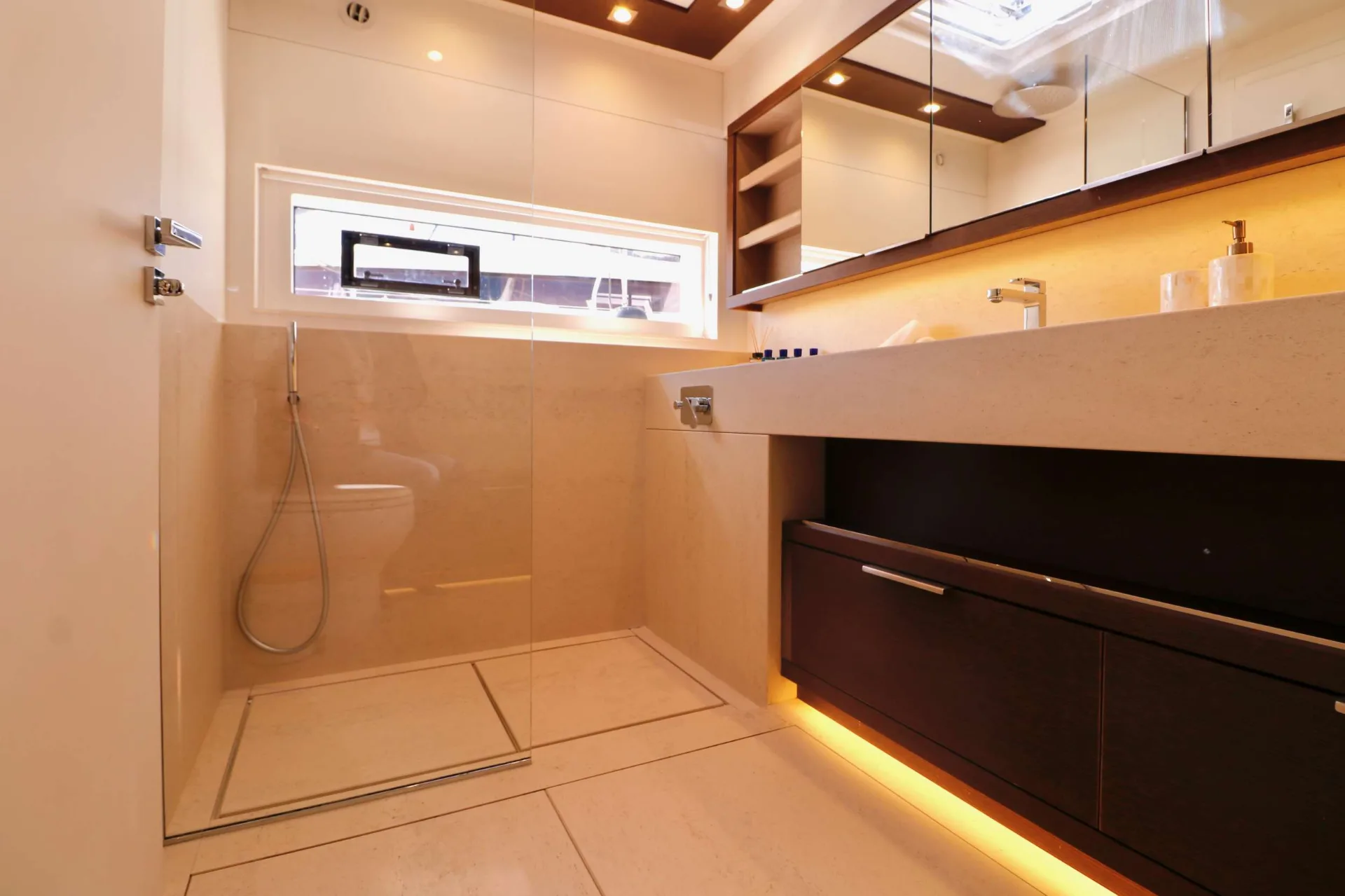 Lagoon 77 ADRIATIC DRAGON – Bathroom with walk-in shower