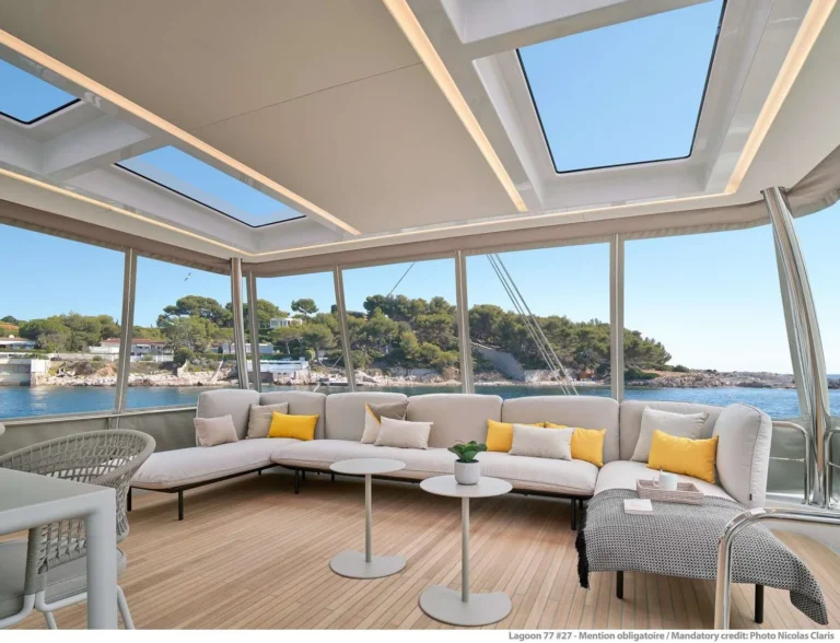 Lagoon 77 SYLENE – Flybridge lounge