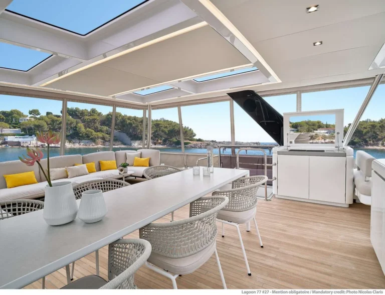 Lagoon 77 SYLENE – Flybridge dining table