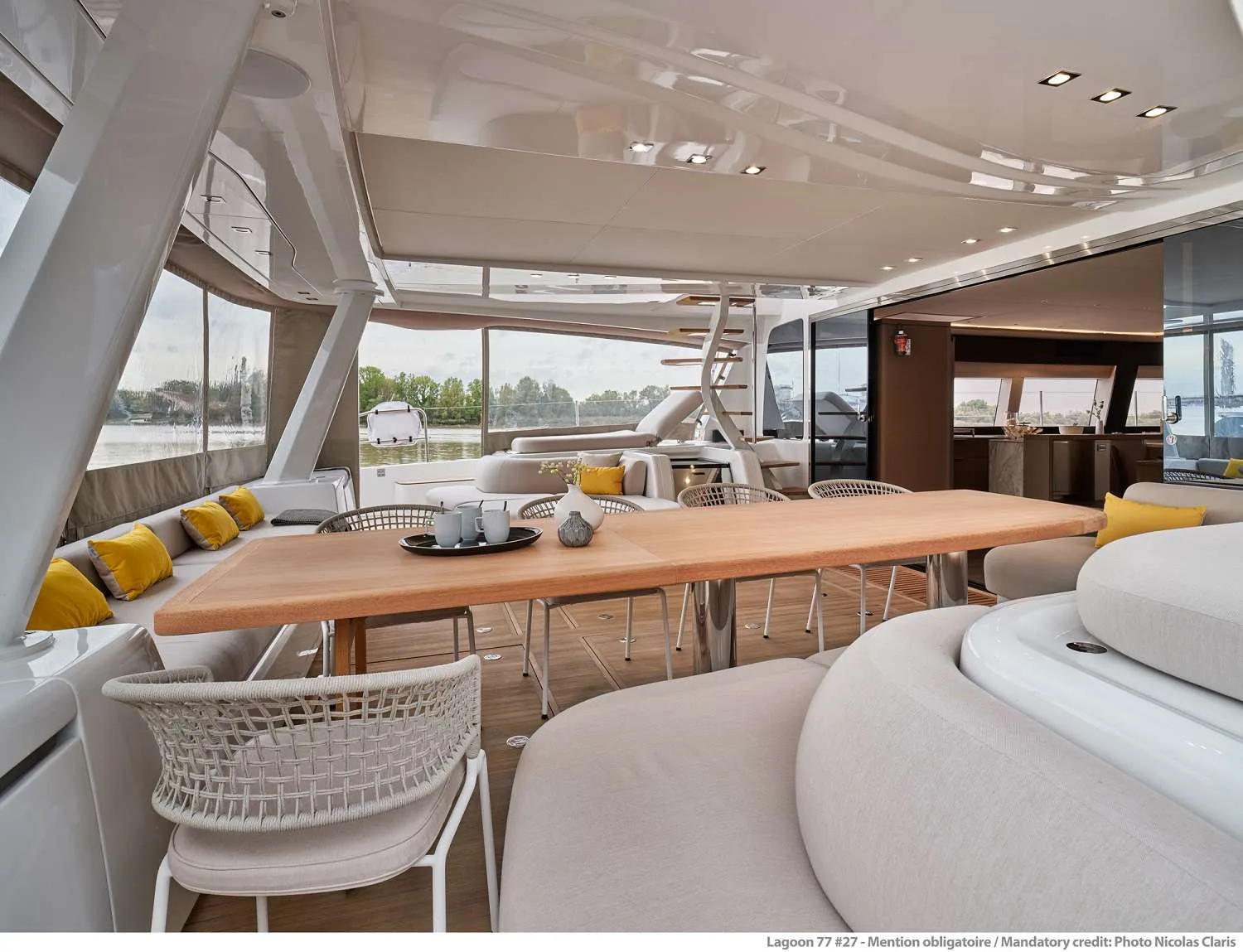 Lagoon 77 SYLENE – Aft cockpit dining for 10