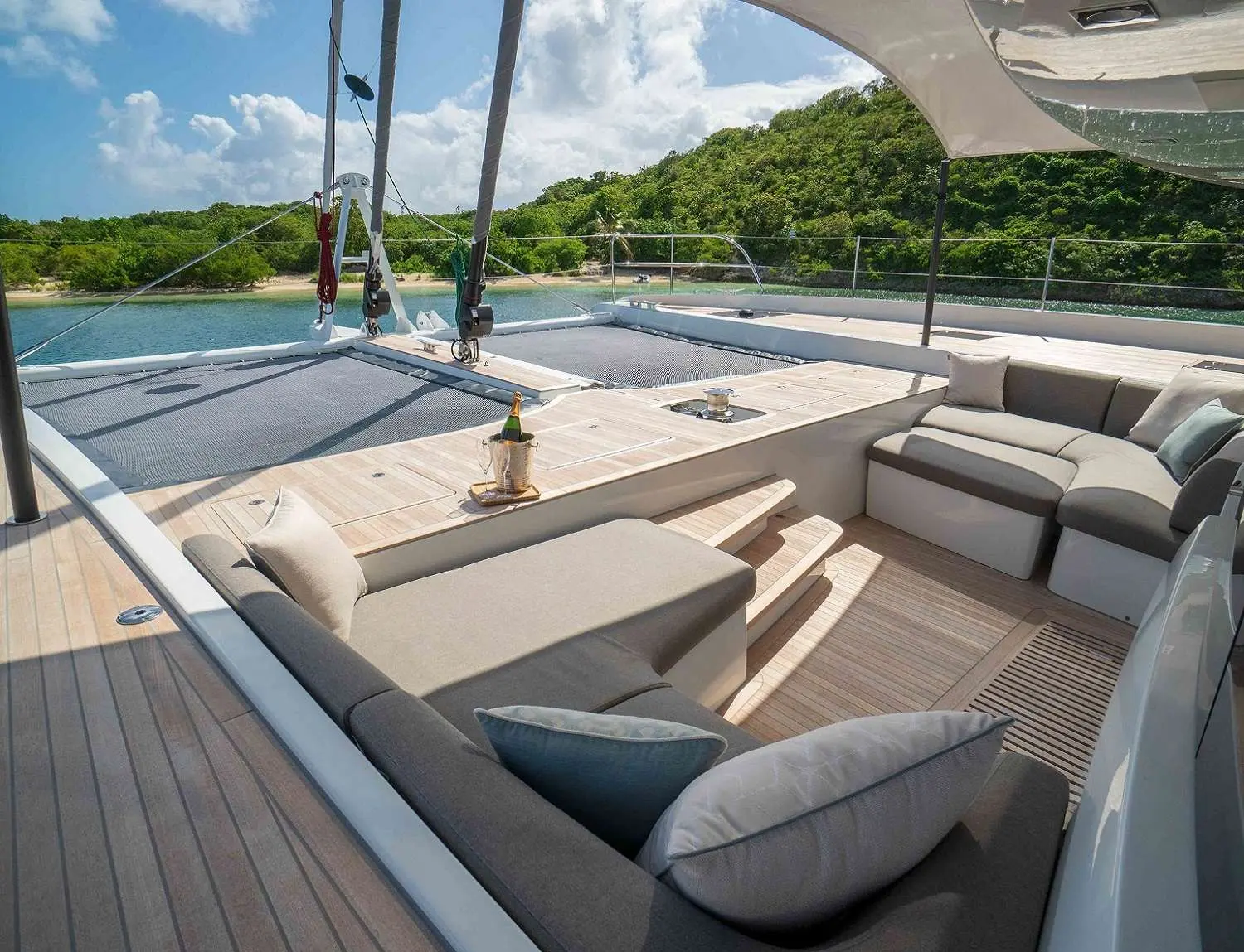 Lagoon 77 SYLENE – Front cockpit lounge