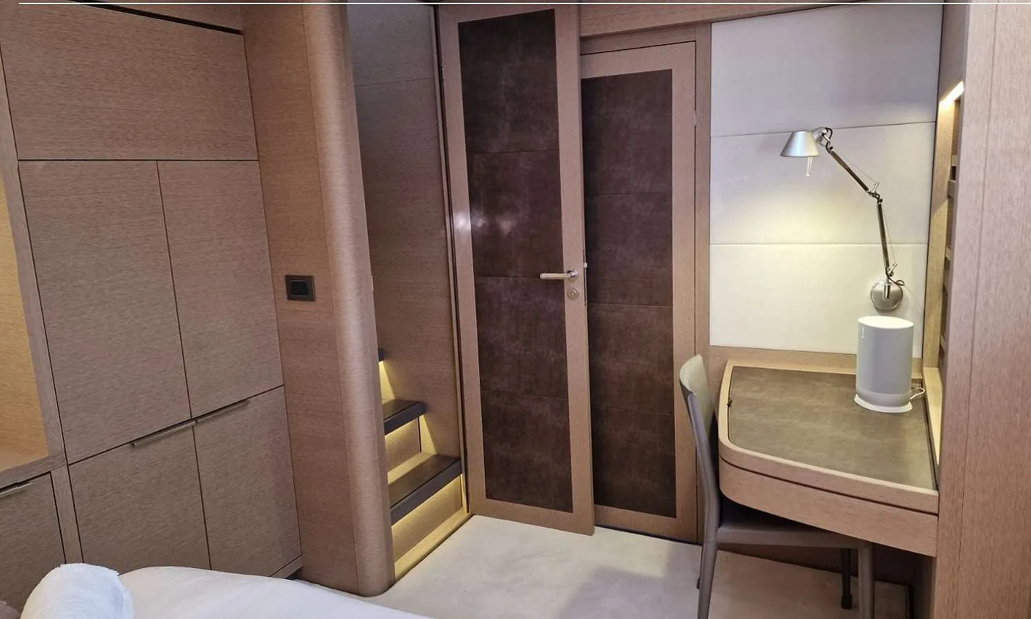 Lagoon 77 SYLENE – Master cabin dressing and desk