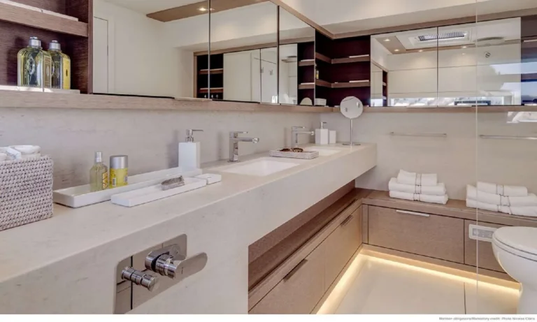 Lagoon 77 SYLENE – Guest bathroom