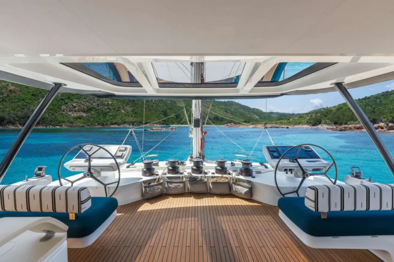 Lagoon Eighty 2 IMLADRIS – Flybridge helm