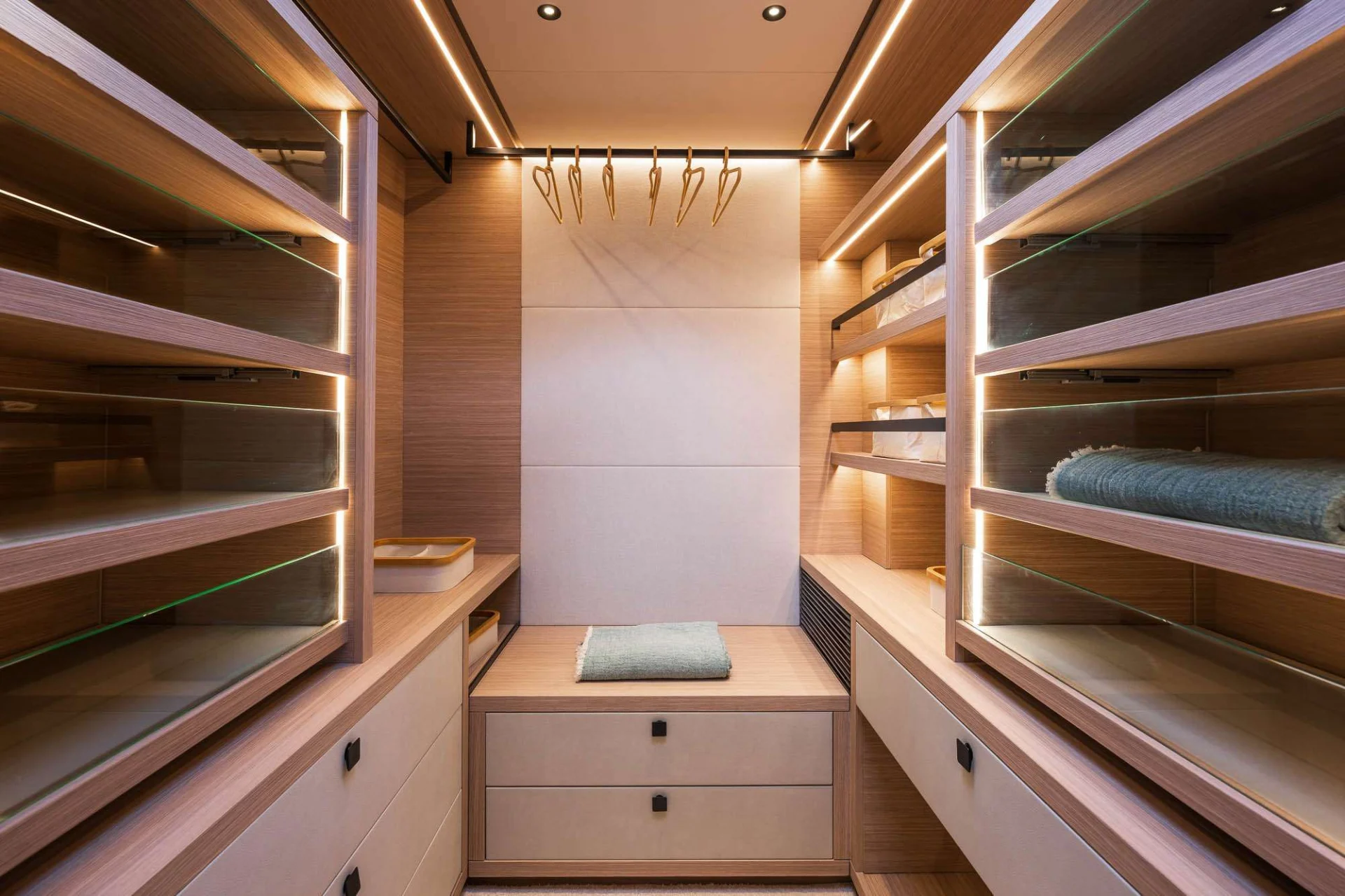 Lagoon Eighty 2 IMLADRIS – Master walk-in closet