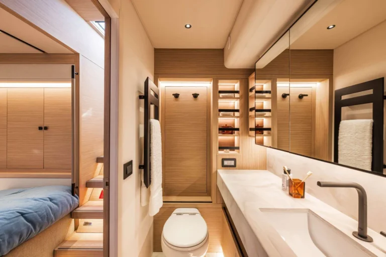 Lagoon Eighty 2 IMLADRIS – En-suite bathroom