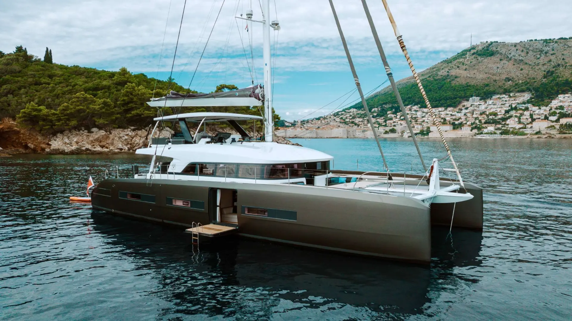 Lagoon Seventy 7 LA GATTA – At anchor