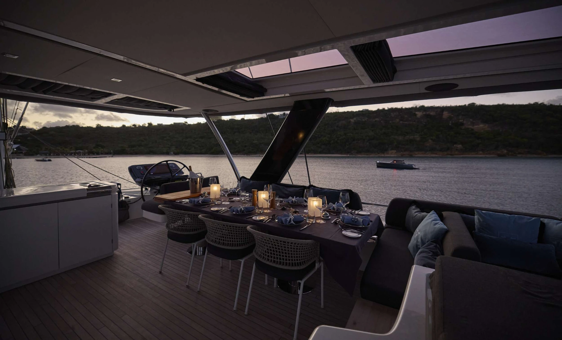 Lagoon Seventy 7 LA GATTA – Aft deck dining