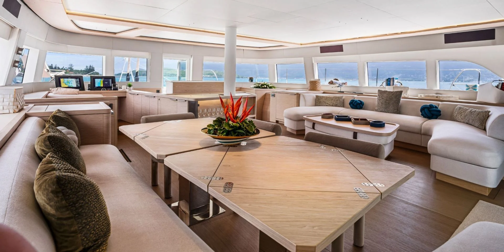 Lagoon Seventy 7 MANE ET NOCTE – saloon dining