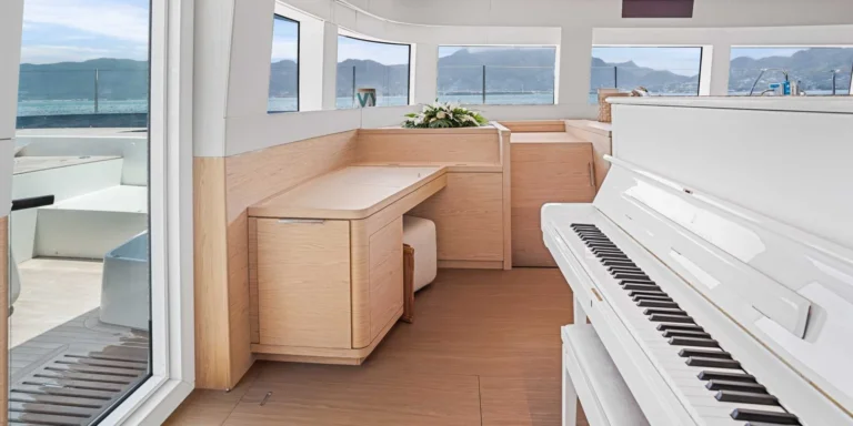 Lagoon Seventy 7 MANE ET NOCTE – saloon with piano