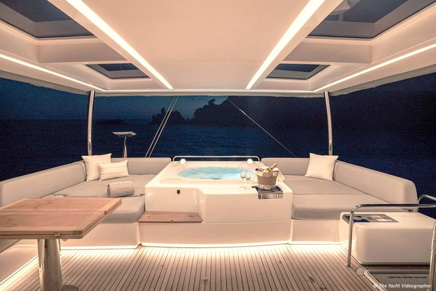 Lagoon Seventy 7 REVA NUI – lounge at dusk