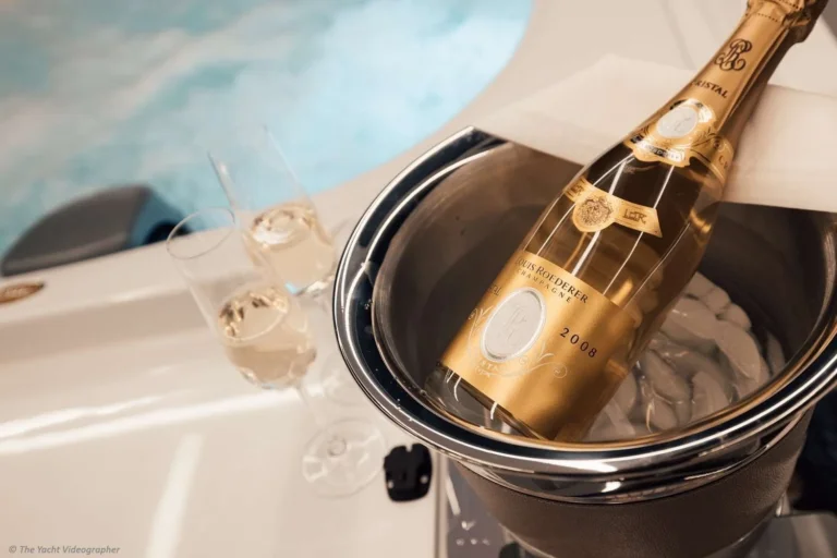 Lagoon Seventy 7 REVA NUI – champagne on board