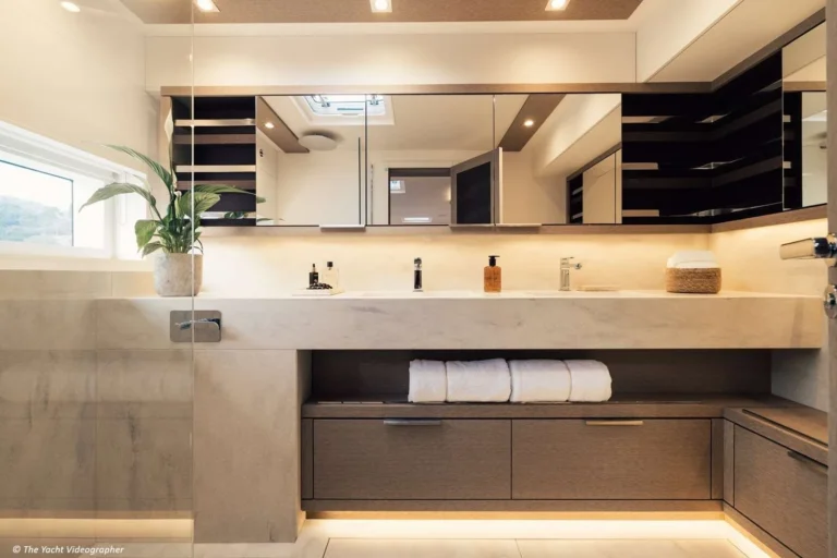 Lagoon Seventy 7 REVA NUI – master bathroom