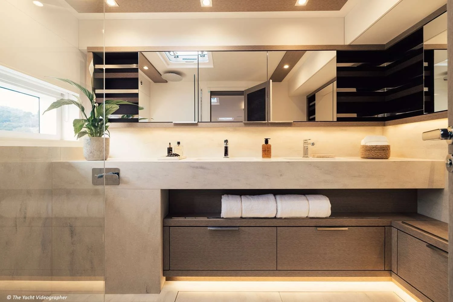 Lagoon Seventy 7 REVA NUI – master bathroom