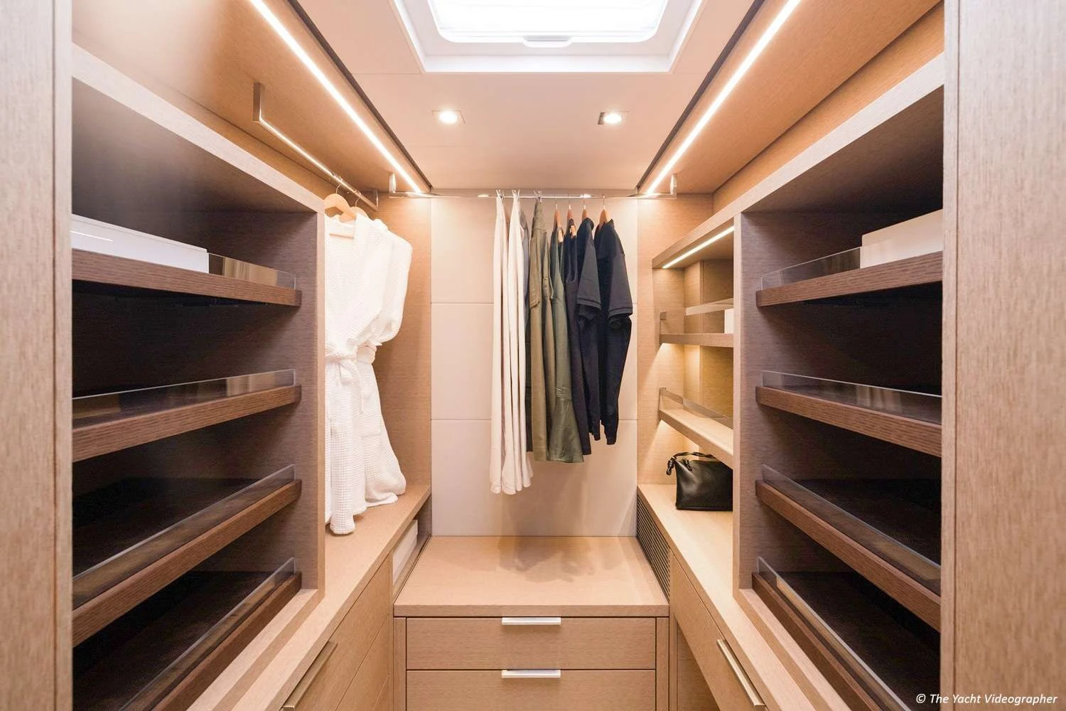 Lagoon Seventy 7 REVA NUI – master walk-in closet