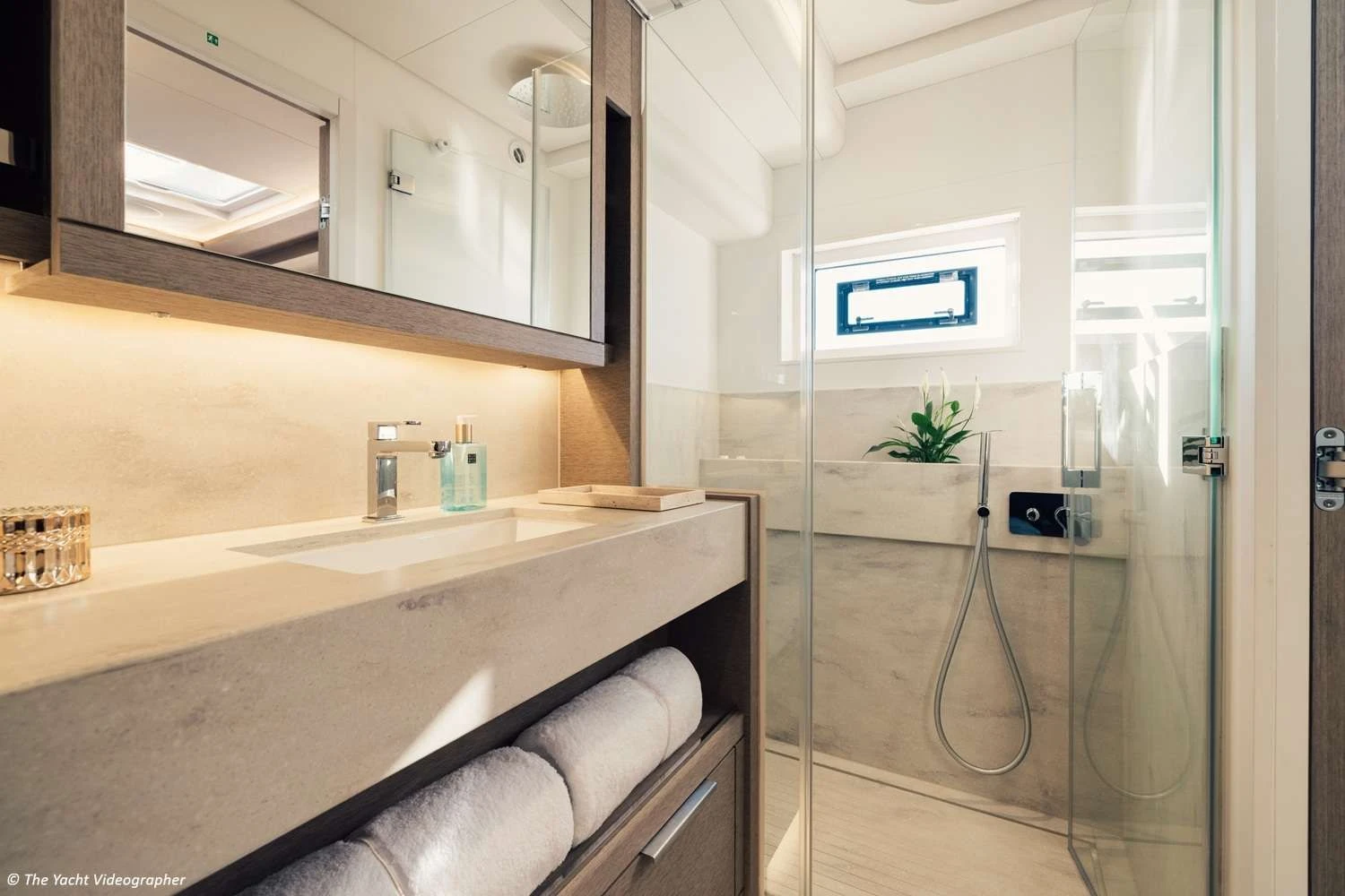 Lagoon Seventy 7 REVA NUI – guest bathroom