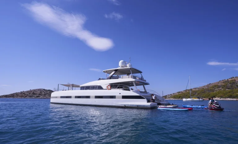 Lagoon Seventy 8 CRAZY HORSE – At anchor