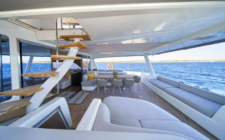 Lagoon Seventy 8 CRAZY HORSE – Aft deck and flybridge stairs