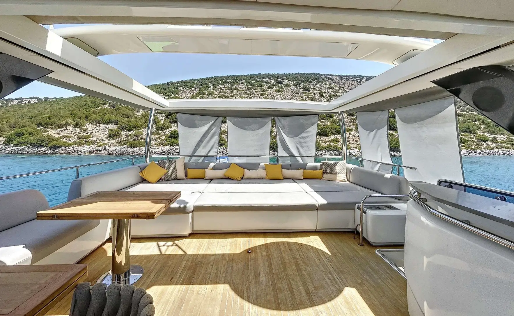 Lagoon Seventy 8 CRAZY HORSE – Flybridge dining