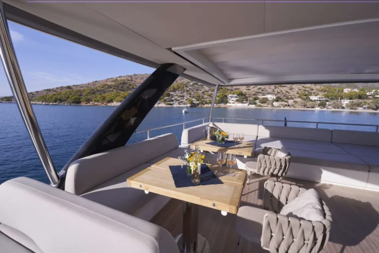 Lagoon Seventy 8 CRAZY HORSE – Flybridge lounge