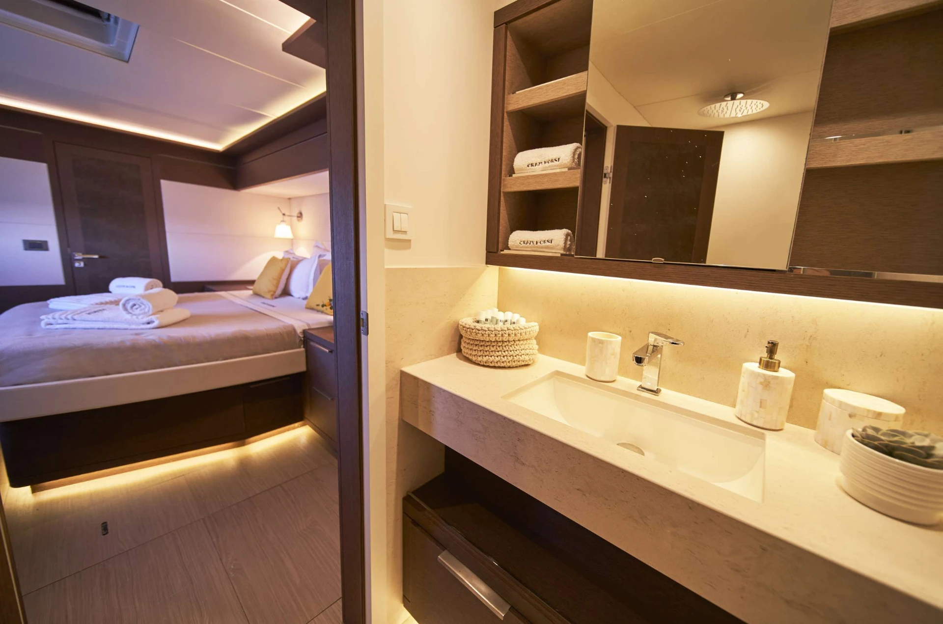 Lagoon Seventy 8 CRAZY HORSE – Cabin and bathroom