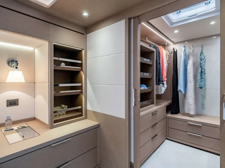 Lagoon Seventy 8 FRENCHWEST – Master dressing room