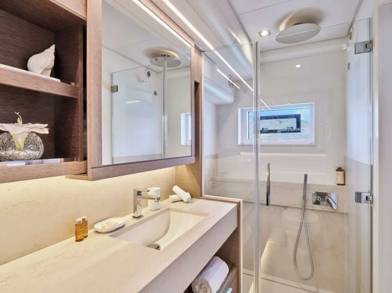 Lagoon Seventy 8 FRENCHWEST – Master bathroom
