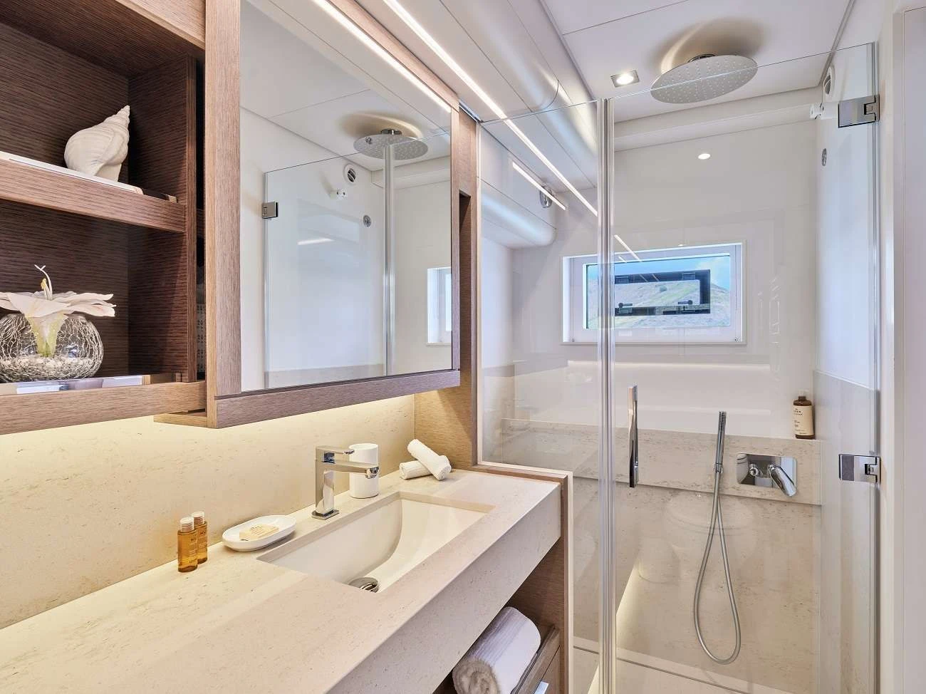 Lagoon Seventy 8 FRENCHWEST – Master bathroom