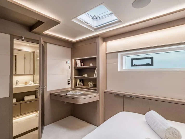 Lagoon Seventy 8 FRENCHWEST – Cabin and vanity