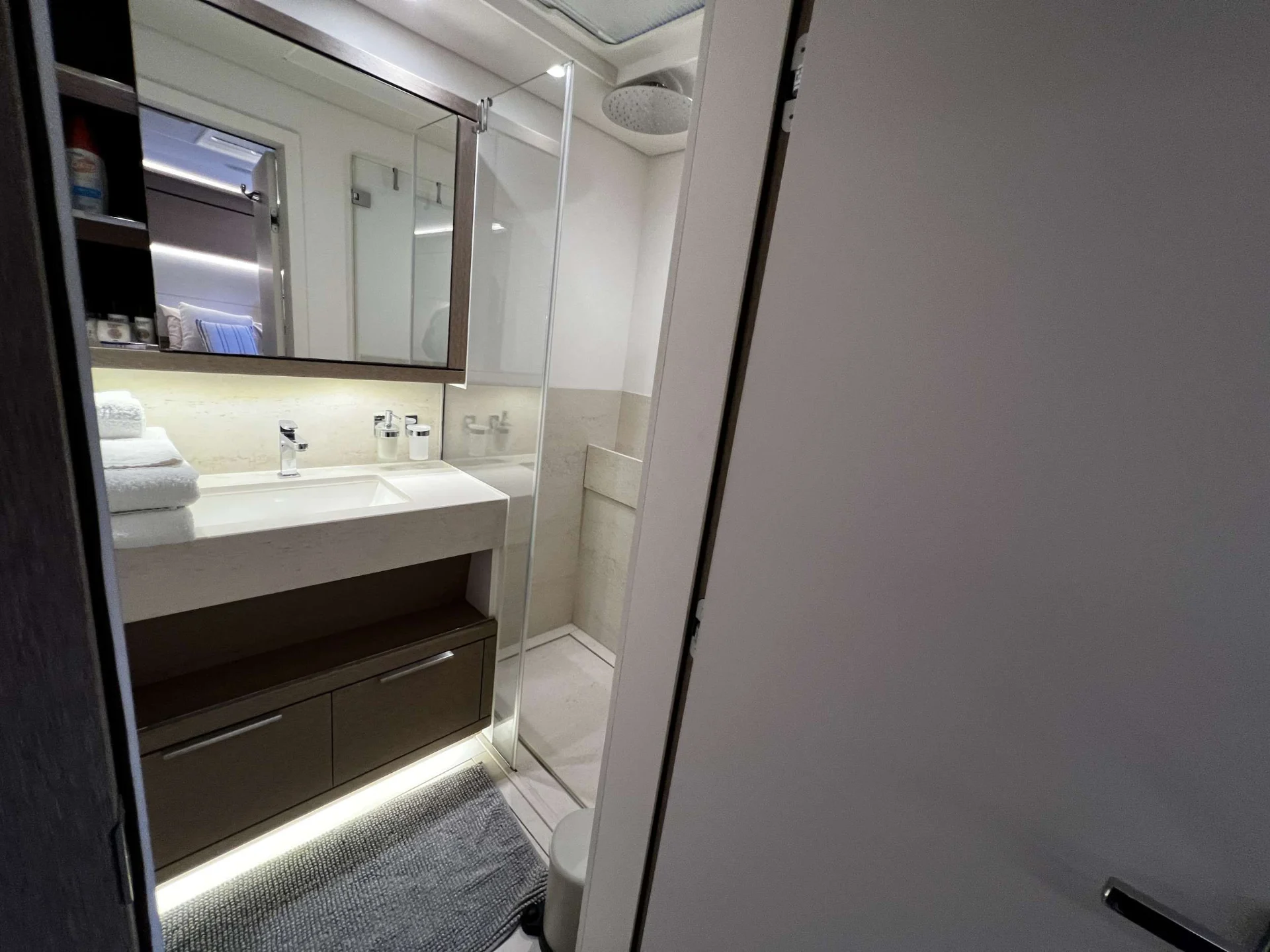 Lagoon Seventy 8 JUST MARIE II – En-suite bathroom