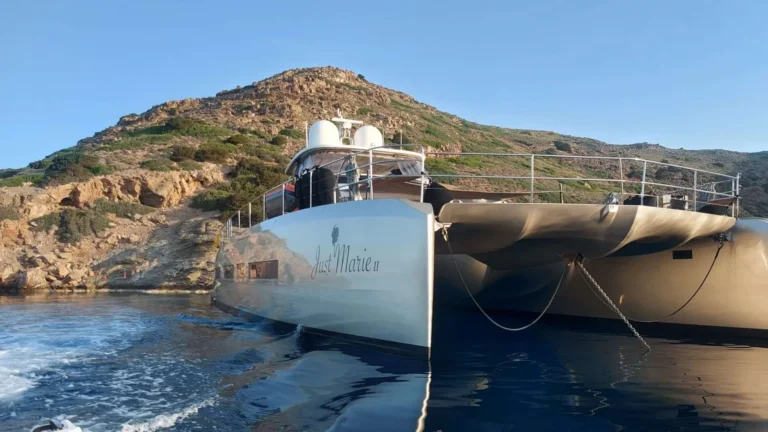 Lagoon Seventy 8 JUST MARIE II – At anchor below cliffs
