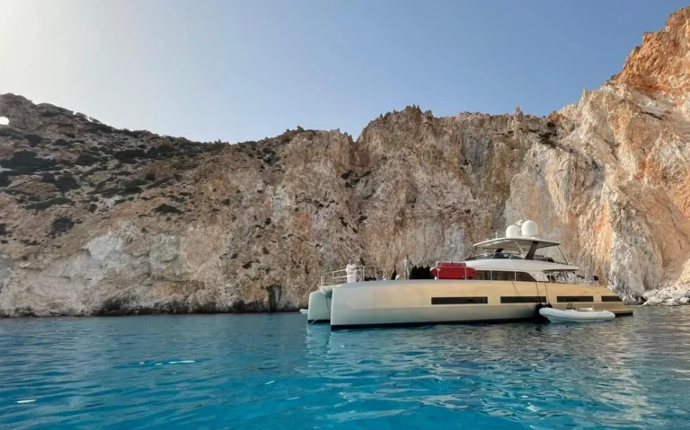 Lagoon Seventy 8 JUST MARIE II – Anchored by white cliffs