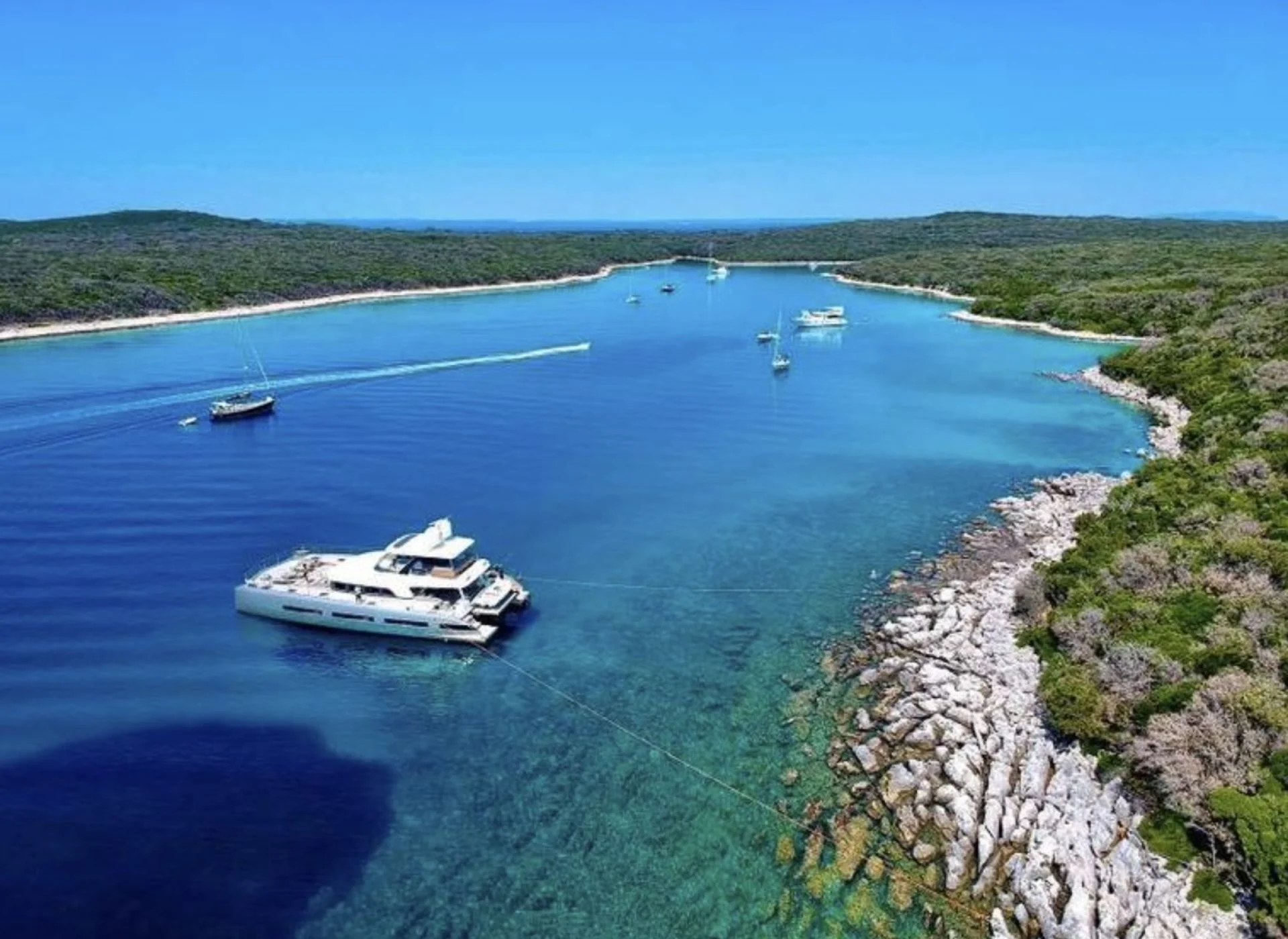 Lagoon Seventy 8 JUST MARIE II – Aerial view in a bay