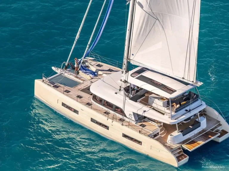 Lagoon Sixty 5 REVE BLEU – under sail