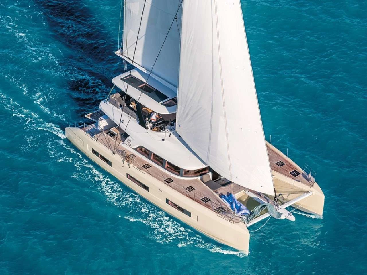Lagoon Sixty 5 REVE BLEU – aerial view sailing