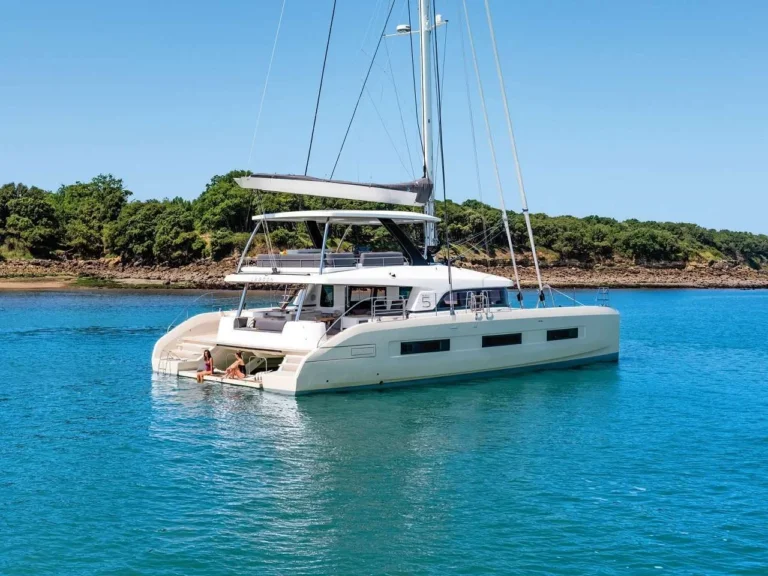 Lagoon Sixty 5 REVE BLEU – at anchor