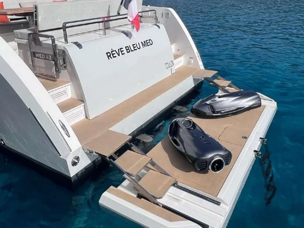 Lagoon Sixty 5 REVE BLEU – stern and tender