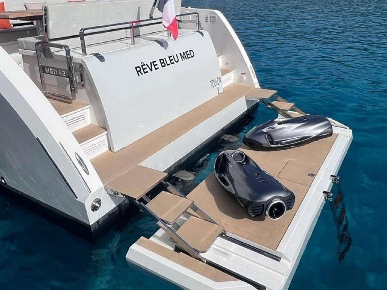 Lagoon Sixty 5 REVE BLEU – stern and tender