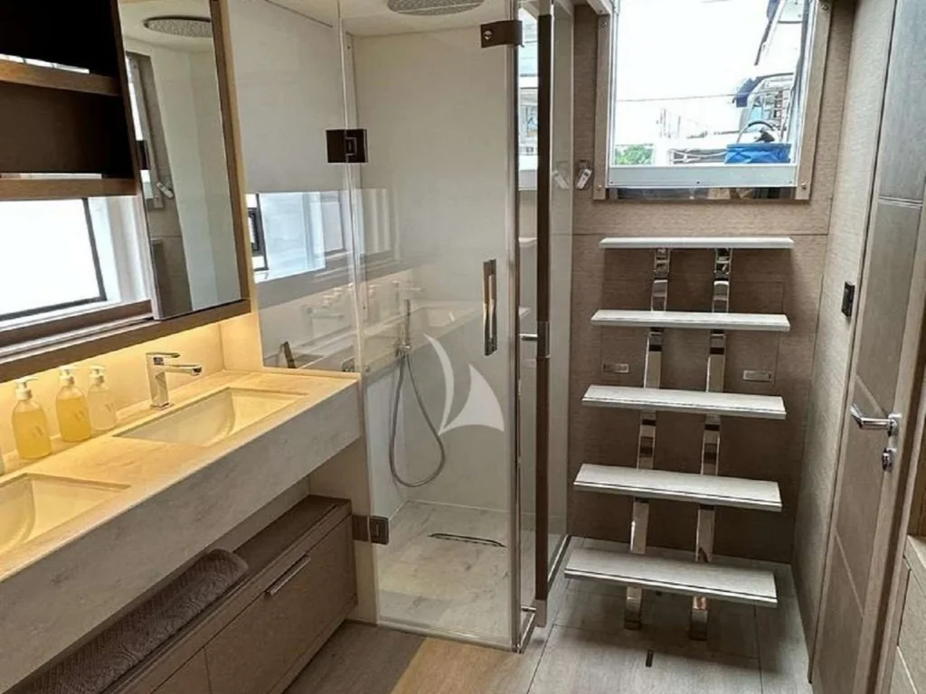 Lagoon Sixty 5 REVE BLEU – master bathroom