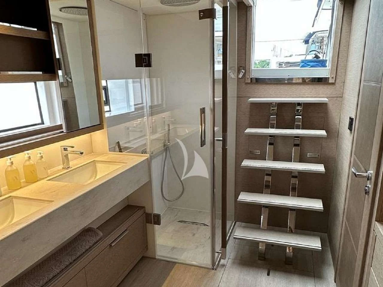 Lagoon Sixty 5 REVE BLEU – master bathroom