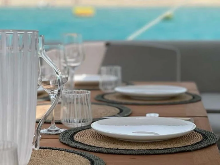 Lagoon Sixty 5 REVE BLEU – table setting